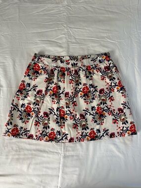 Old Navy White Mini Skirt with Red and Navy Floral Print w/Pockets